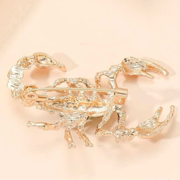 NWT Green & Gold Scorpion Design Brooch Pin, Spice Up Your Blazers and Suits!🦂 - Picture 3 of 3